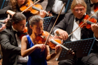 La violinista Sayaka Shoji durante il concerto inaugurale della 30° ediozione di Fasanomusica Sayaka Shoji a Fasanomusica